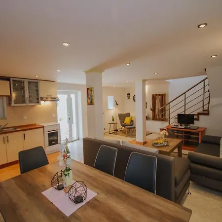 Villa Tranquil Getaway With Pool And Garden - Three Bedroom With Pool