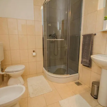 Tranquil Getaway With Pool And Garden - Three Bedroom With Pool
