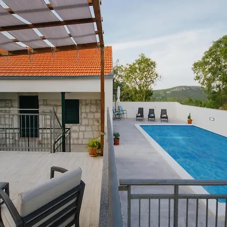 Villa Tranquil Getaway With Pool And Garden - Three Bedroom With Pool