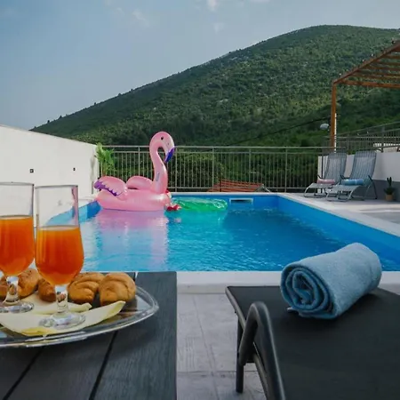 Tranquil Getaway With Pool And Garden - Three Bedroom With Pool *